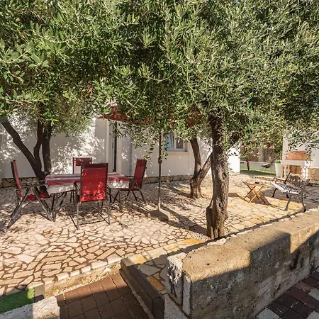 2 Bedroom Stunning In *