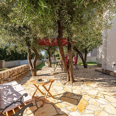 2 Bedroom Stunning In *