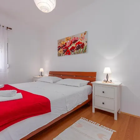 Apartamento 2 Bedroom Stunning In Povljana